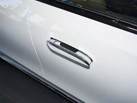 2025�� �Ŀ� E 300 �������˶���