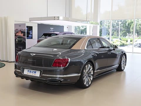 2026�� 4.0T V8 Mulliner