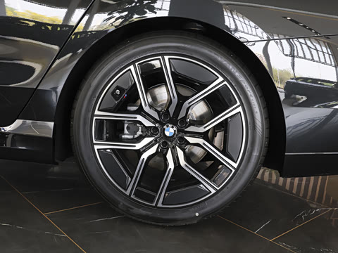2026�� �Ŀ� 735Li M�˶���װ
