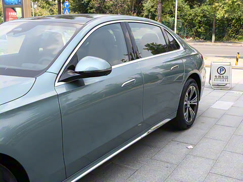 2025�� �Ŀ� E 260 L �˶���