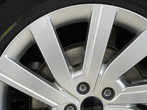 2026�� 3.0 L6 400PS SE�����