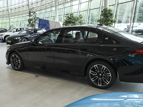 2026�� �Ŀ� 530Li xDrive M�˶���װ