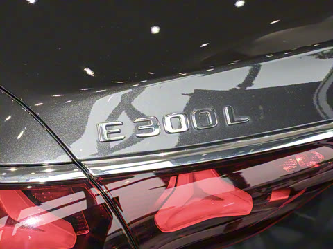 2025�� �Ŀ� E 300 L ������