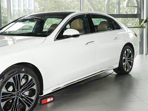 2024�� E 350 e L ���ʽ��϶����γ�