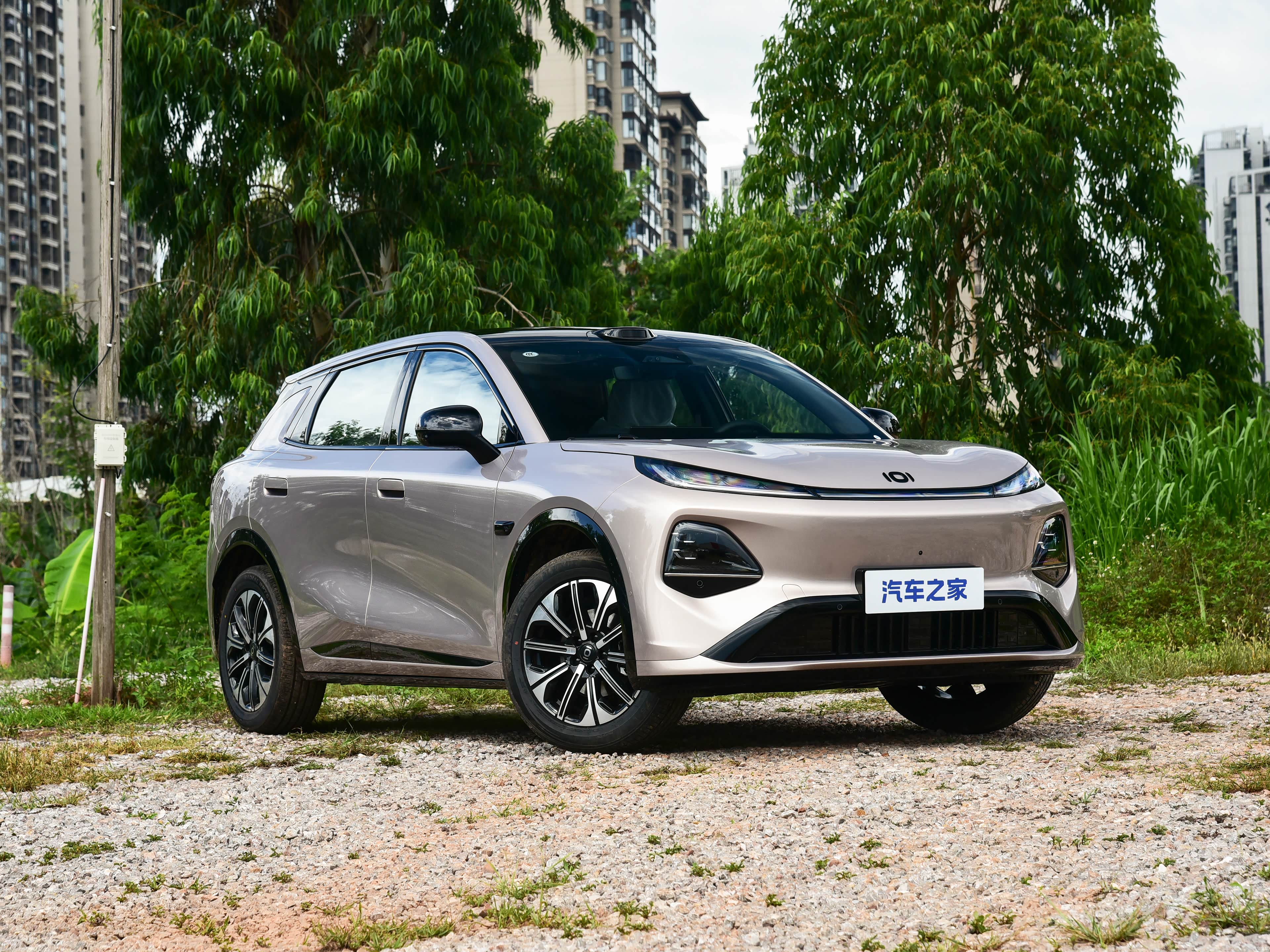 Changan Qiyuan Q05 — три четверти, серебристый