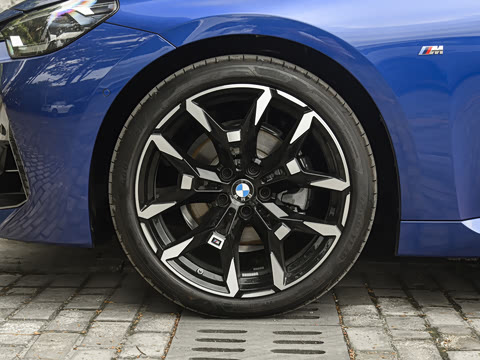 2026�� 225i M�˶���ҹ��װ