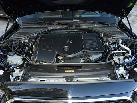 2026�� E 260 L �����