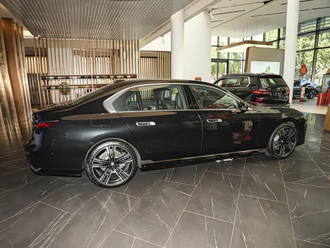 2026�� 740Li ������ M�˶���װ