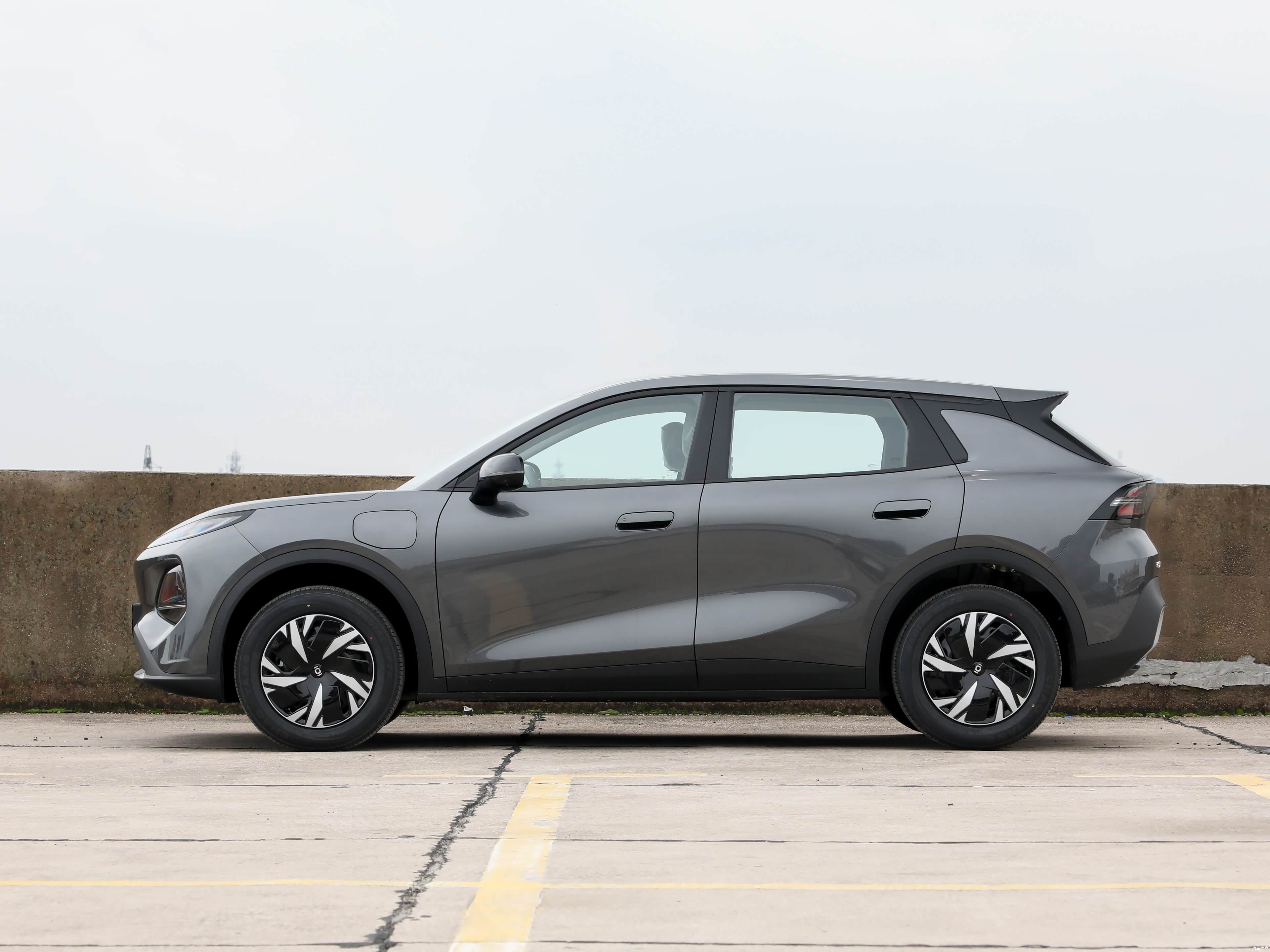Changan Qiyuan Q05 — профиль тёмно-серый
