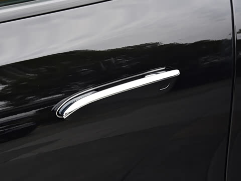 2026�� �Ŀ� E 300 �����˶���