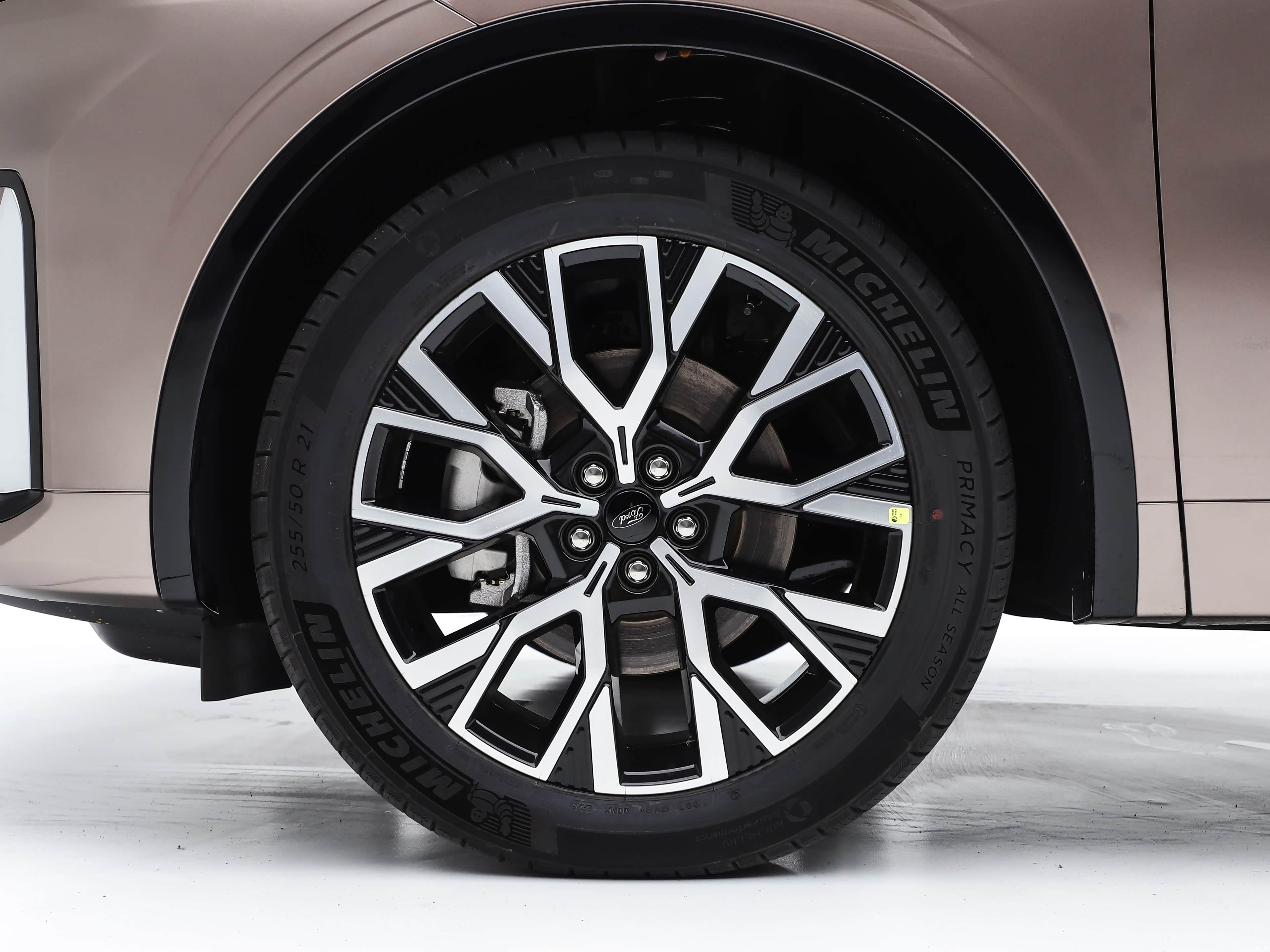 Колесо Ford Edge L 2027 крупным планом