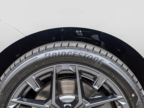 2026�� 330Li ������ M�˶���ҹ��װ