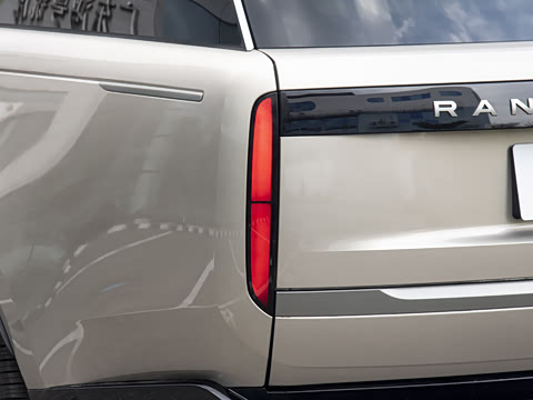 2026�� 3.0 L6 400PS SE�����