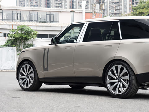 2026�� 3.0 L6 400PS SE�����