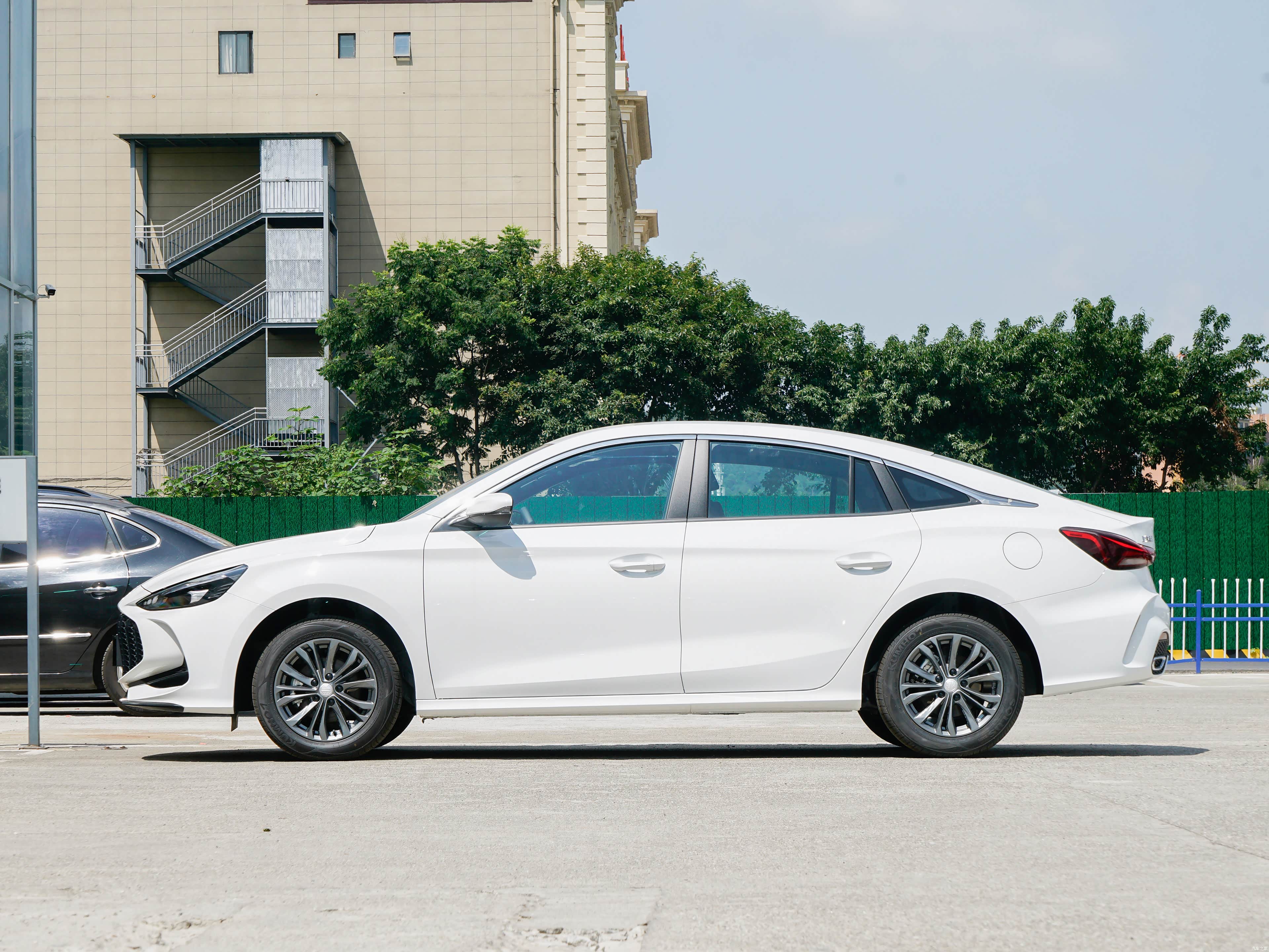 MG5 2026款 180DVVT 全球抢先版 名爵 11/15张图片大全_汽车外观图库-汽车之家