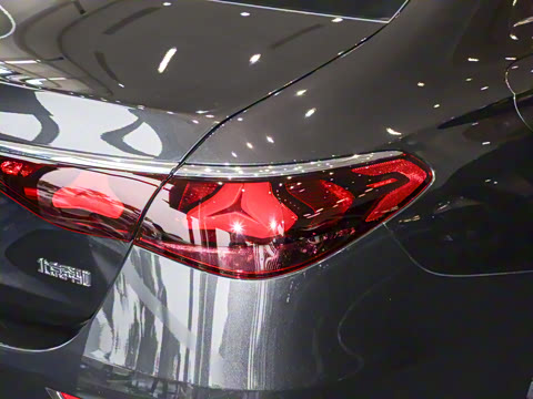 2025�� �Ŀ� E 300 L ������