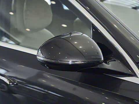 2025�� �Ŀ� E 300 L ʱ���˶���