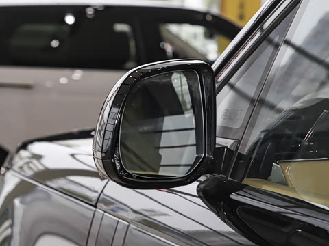 2026�� 3.0 L6 400PS SE�����