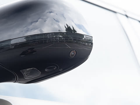 2026�� 3.0 L6 400PS SE�����