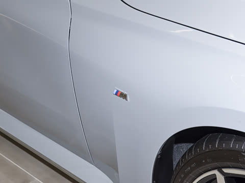 2026�� 225i M�˶���ҹ��װ