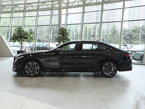 2026�� �Ŀ� 530Li xDrive M�˶���װ