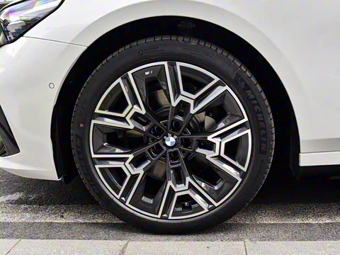 2026�� 530Li ������ M�˶���װ