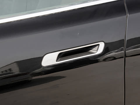 2026�� �Ŀ� 735Li ������װ