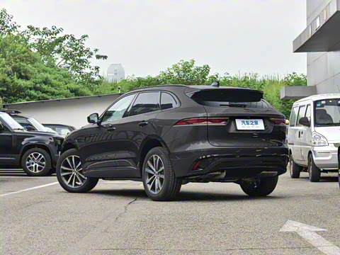 2025�� P250 R-Dynamic SE