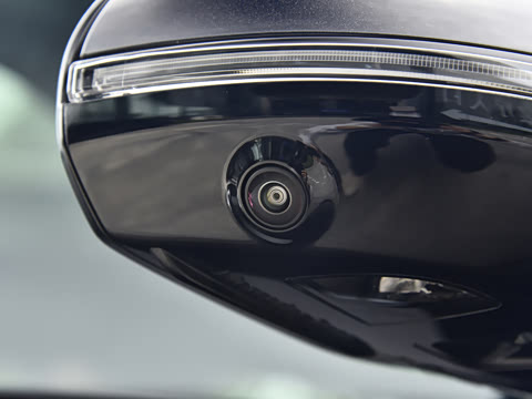 2026�� �Ŀ� E 300 �����˶���