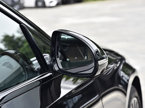 2026�� �Ŀ� E 300 �����˶���