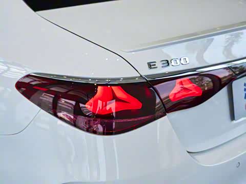 2025�� �Ŀ� E 300 �������˶���