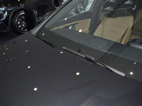 2025�� �Ŀ� E 300 L ʱ���˶���