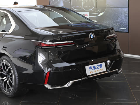 2026�� �Ŀ� 735Li M�˶���װ