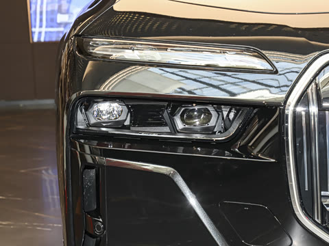 2026�� 740Li ������ M�˶���װ