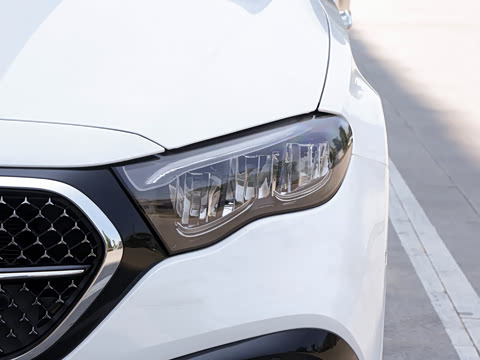 2026�� �Ŀ� E 300 L �����˶���