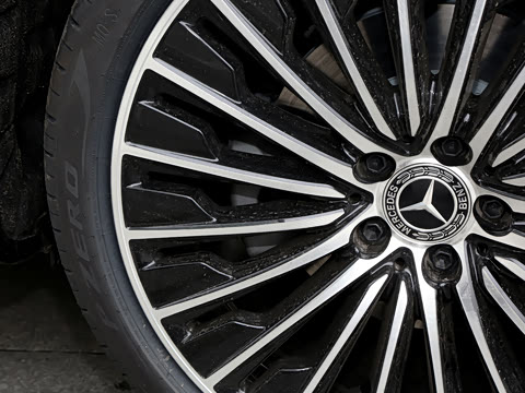 2026�� �Ŀ� E 300 L �����˶���