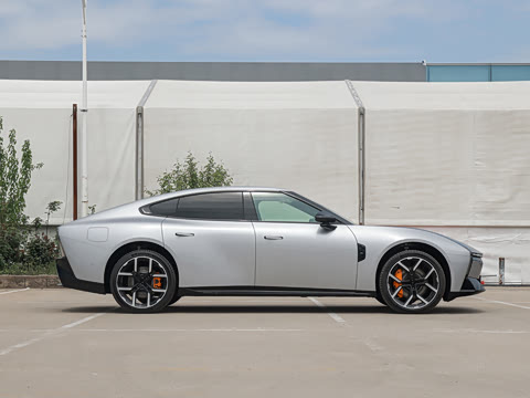 2025�� 820 Max