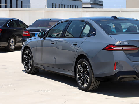 2026�� �Ŀ� 525Li M�˶���װ