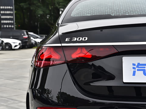 2026�� �Ŀ� E 300 �����˶���