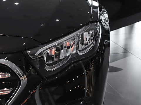 2026�� �Ŀ� E 300 L ������