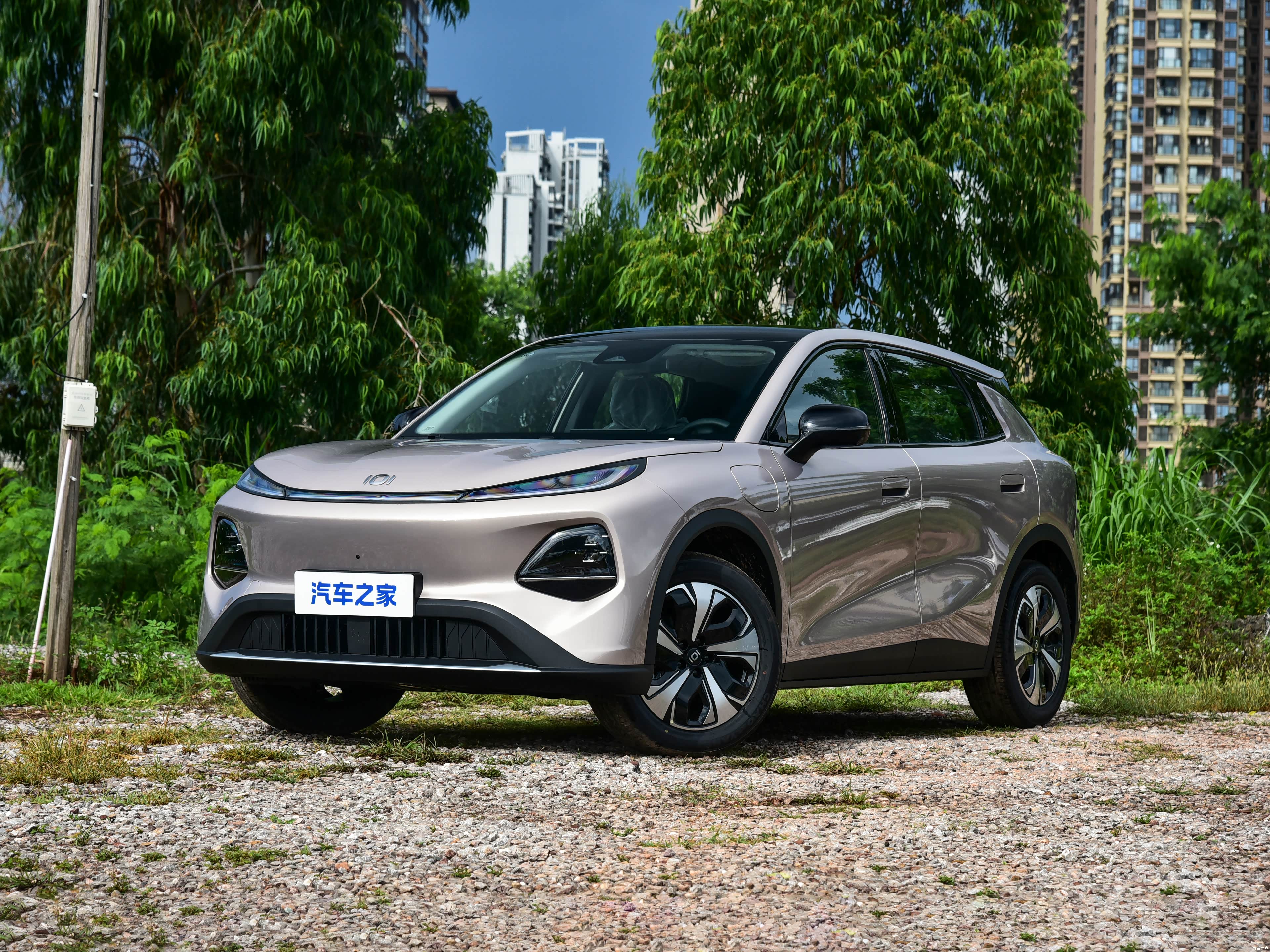 Changan Qiyuan Q05 — бронзово-серый оттенок
