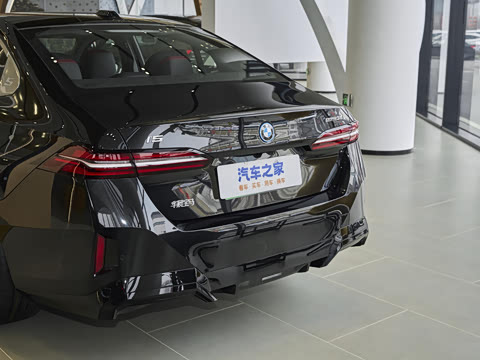 2026�� �Ŀ� eDrive 35L M�˶���װ