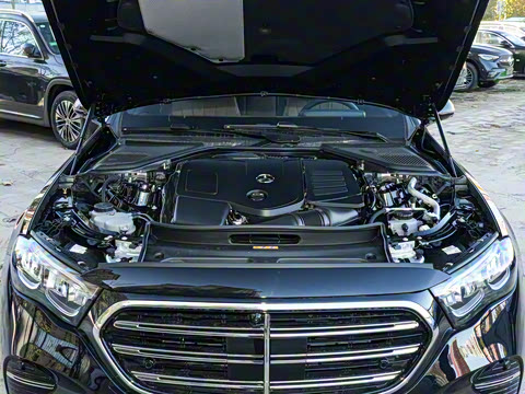 2026�� E 260 L �����