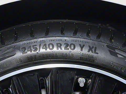 2025�� �Ŀ� E 300 �������˶���