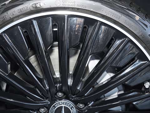 2025�� �Ŀ� E 300 �������˶���