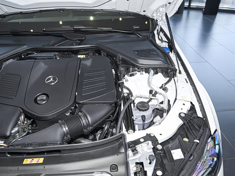 2025�� �Ŀ� E 300 �������˶���