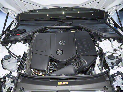 2025�� �Ŀ� E 300 �������˶���