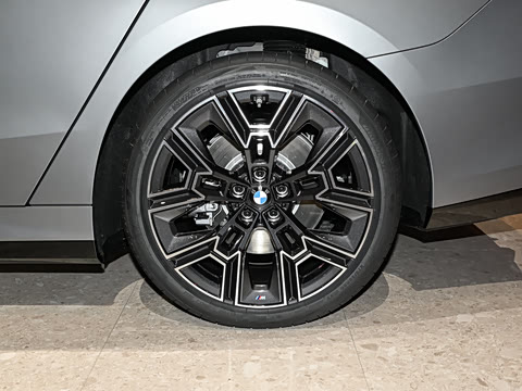 2026�� �Ŀ� xDrive 50L M�˶���װ