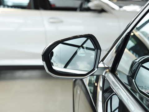 2026�� �Ŀ� eDrive 40L M�˶���װ