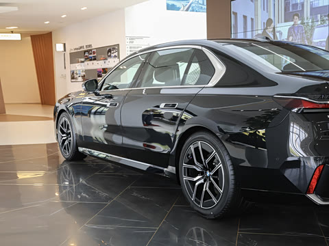 2026�� �Ŀ� 735Li M�˶���װ